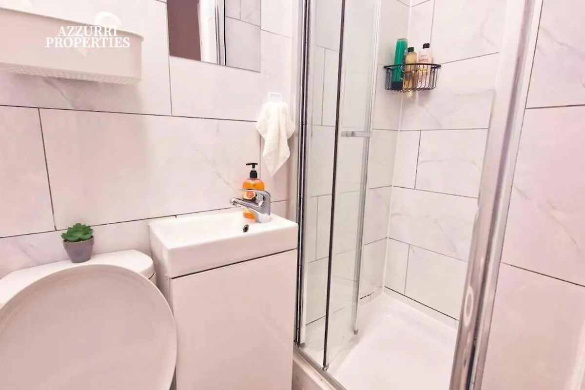 Cosy 2 Bedroom Flat Only 5 Minutes Walk To Canning Town Tube Station London 0*,  United Kingdom