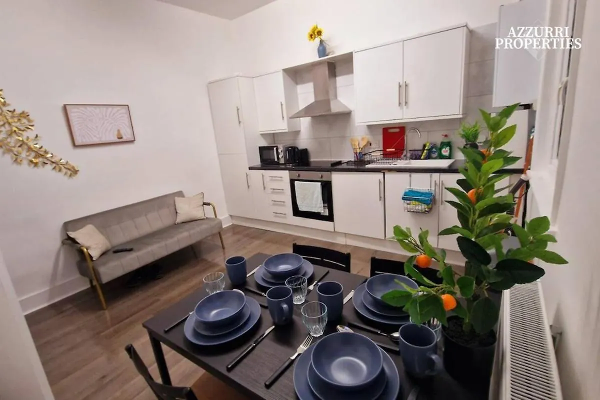 Cosy 2 Bedroom Flat Only 5 Minutes Walk To Canning Town Tube Station London 0*,