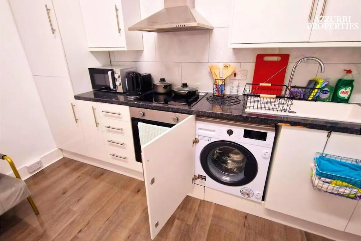 Cosy 2 Bedroom Flat Only 5 Minutes Walk To Canning Town Tube Station London 0*,  United Kingdom